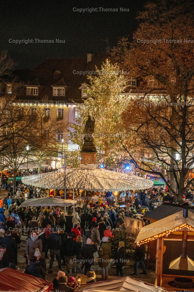 DSC_4468 | Blick auf den Weihnachtsmarkt in Bensheim mit dem Marktbrunnen und den Buden auf dem Marktplatz