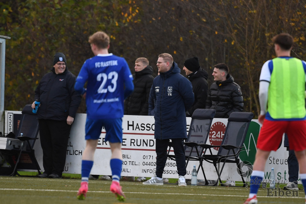 FC Rastede-FC Nordenham | Herren Bezirksliga 2; FC Rastede (blau)-FC Nordenham (gelbe Leibechen) am 16.11.2025 in Rastede (Sportanlage Köttersweg), Photo: Philip Eiben 2025 - Realized with Pictrs.com
