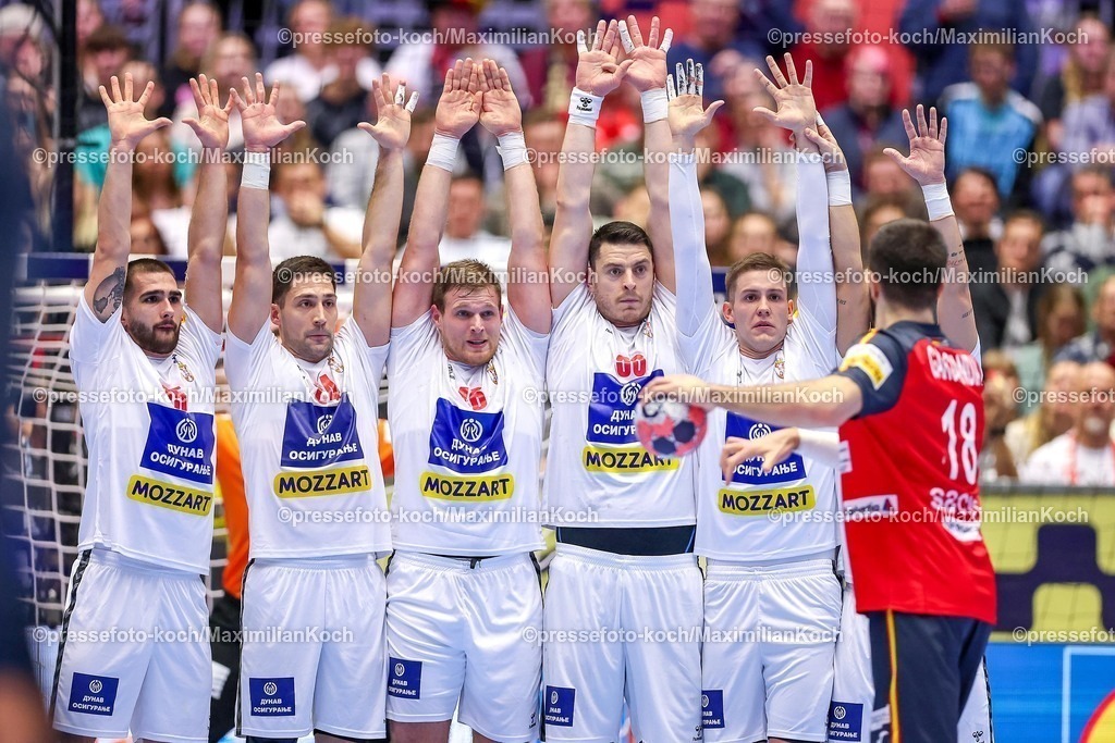 EHF15012601048 | 15.01.2026, Handball, Men's EHF EURO 2026, Spanien - Serbien, Jyske Bank Boxen in Herning, Dänemark, Preliminary Round: Freiwurf  Imanol Garciandia Alustiza (Espania #18) Mauer  Uros Kojadinovic (Serbien #15)  Lazar Kukic (Serbien #24)  Dragan Pechmalbec (Serbien #46) 