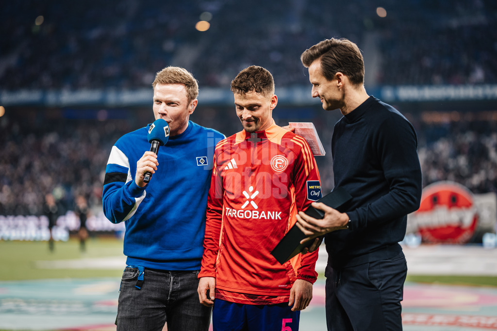 Fußball | Männer | Saison 2024/2025 | 2. Fußball-Bundesliga | 25. Spieltag | Hamburger SV vs. Fortuna Düsseldorf | 08.03.2025 | Moritz Heyer (#5, Fortuna Düsseldorf) mitte wird von Stübi links und Claus Costa rechts verabschiedet