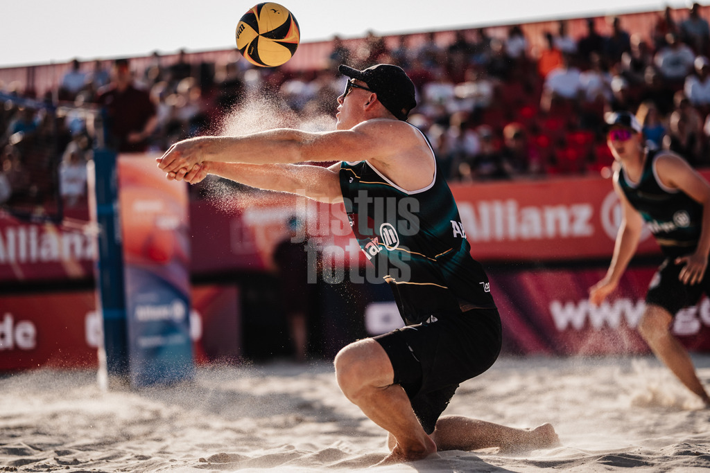 Beachvolleyball | Männer | Allianz German Beach Tour 2025 | Tourstop Bremen | 13.06.2025 | Jonas Reinhardt spielt den Ball