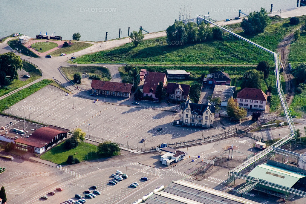 Aerial view: Port du Rhin in Lauterbourg in the state Bas-Rhin, France. – Photo: IMG_3840.jpg taken on 09/10/2006 by Werner Riehm/FLY-FOTO.com – Resolution of the original: 3144 x 2097 px