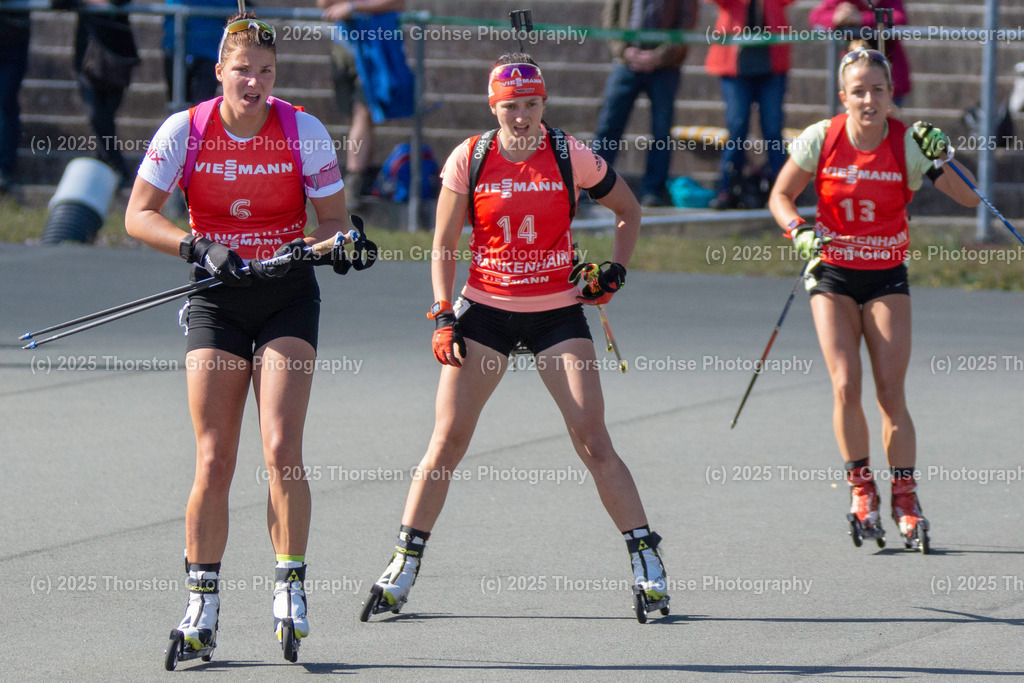 Deutsche Meisterschaften Biathlon 2018 | Deutsche Meisterschaften Biathlon 2018, Massenstart Frauen am 15.09.2018 in der DKB SKI ARENA in Oberhof, (Deutschland)

Bild: Marie Heinrich vom Grossbreitenbacher SV / BwO (6), juliane Fruehwirt vom SV Motor Tambach-Dietharz / Zoll (14), Sarah Schaber vom TSV Buchenberg / BwB (13) - Realisiert mit Pictrs.com