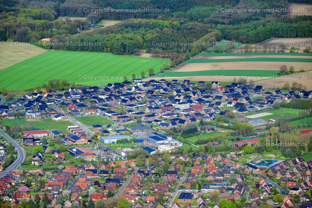 Horneburg_Neubaugebiet_ELS_0244010523 | HORNEBURG 01.05.2023 Siedlungsgebiet mit Straßen und Häuser der Wohngebiete in Horneburg im Bundesland Niedersachsen, Deutschland. // Town View of the streets and houses of the residential areas in Horneburg in the state Lower Saxony, Germany. Foto: Martin Elsen