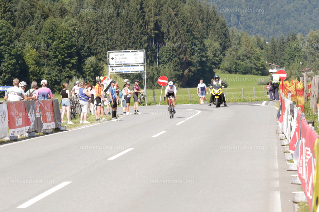 963_20230817_Bewerb_Maenner_Muehlanger | AUT - OESTERREICH, 2023-08-16: SPORT RENNRAD-FAHREN - 55. INTERNATIONALER RADWELTPOKAL IN ST. JOHANN IN TIROL  - Vintage-Radrennen mit WM-Bronze-Medaillen-Siegerin Christina Schweinberger, den Teilnehmer und Alexander Baumann (vom Orginastions-Team) - TAG 2 BEWERB MAENNER IN SECHS GRUPPEN  ; Foto: Roland Muehlanger