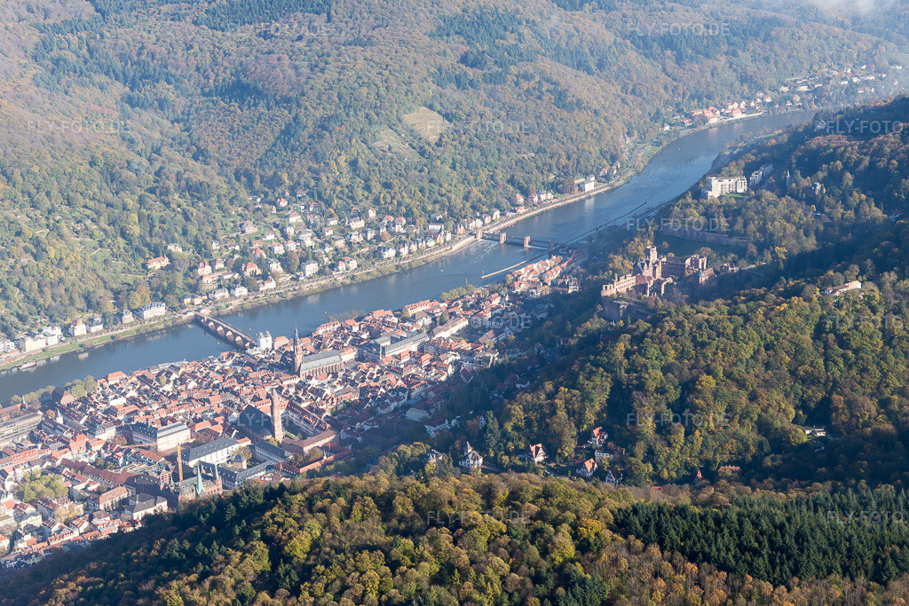 Luftbild: Altstadt, Alte Brücke über den Neckar, Schloß im Ortsteil Kernaltstadt in Heidelberg im Bundesland Baden-Württemberg in Deutschland. Foto: IMG_104184.jpg vom 31.10.2017 durch Werner Riehm/FLY-FOTO.de