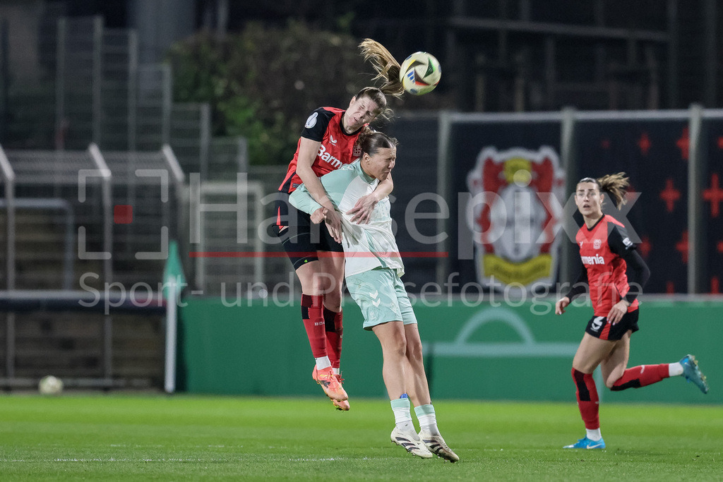 Fussball, DFB-Pokal Frauen, Bayer 04 Leverkusen - SV Werder Bremen | v.li.: Lilla Turanyi (Bayer 04 Leverkusen, 24) und Larissa Mühlhaus (SV Werder Bremen, 7) im Kopfballduell, Kopfball, Zweikampf, Action, Aktion, Spielszene, DIE DFB-RICHTLINIEN UNTERSAGEN JEGLICHE NUTZUNG VON FOTOS ALS SEQUENZBILDER UND/ODER VIDEOÄHNLICHE FOTOSTRECKEN. DFB REGULATIONS PROHIBIT ANY USE OF PHOTOGRAPHS AS IMAGE SEQUENCES AND/OR QUASI-VIDEO.