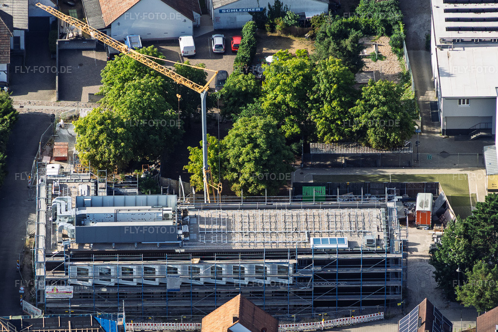 Luftbild: Baustelle des Neubau der VERBANDSGEMEINDE KANDEL für Mensagebäude der Ludwig-Riedinger-Grundschule. zwo/elf Architekten PartmbB Erdbauarbeiten: Gaudier Erd-u. Rückbau GmbH Fensterarbeiten: Trumpf Metallbau GmbH FREIANLAGEN: Bauer.Landschaftsarchitekten HAUSTECHNIK: Bender+Urich GmbH & Co.KG TRAGWERK: Ingenieurbüro Sikora Fassadenarbeiten: AS-Fassaden GmbH Rohbauarbeiten:Wünschel BAU GmbH Elektroarbeiten: Wieland & Schultz GmbH RLP-Ministerium für Bildung, Wissenschaft, Weiterbildung und Kultur in Kandel im Bundesland Rheinland-Pfalz in Deutschland. – Foto: IMG_158462.jpg vom 06.08.2026 durch Werner Riehm/FLY-FOTO.de – Auflösung des Originals: 3753 x 2502 px – Grundschule Kandel | Ludwig-Riedinger-Grundschule in Kandel – zwo/elf – Erweiterung Ludwig-Riedinger Grundschule – WWW.GAUDIER.DE – Trumpf Metallbau | Konstruktionen aus Metall und Glas von Qualität – WWW.BAUER-LANDSCHAFTSARCHITEKTEN.DE – Ingenieurbüro Sikora - Ingenieurbüro Sikora – AS Fassaden GmbH - Hinterlüftete Fassade vom Profi – WUENSCHELBAU.DE – WWW.WIELAND-SCHULTZ.COM