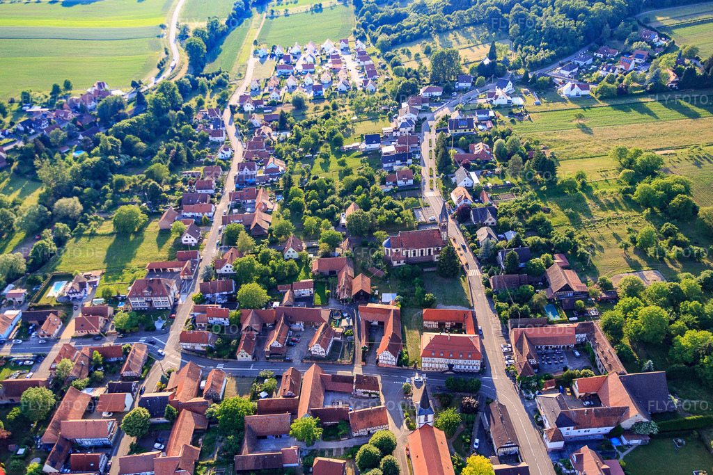Luftbild: Eglise Catholique in Kutzenhausen im Bundesland Bas-Rhin in Frankreich.Foto: IMG_080224.jpg vom 05.06.2015 durch Werner Riehm/FLY-FOTO.deAuflösung des Originals: 5306 x 3538 px
