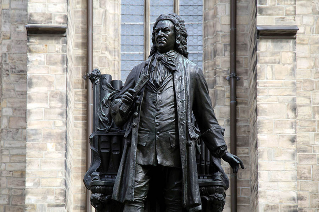 Bach-Denkmal - Bronzestandbild von Carl Seffner | Entdecke über 20 Kategorien Leipzig-Motive: Foto-Downloads, hochwertige Poster, Leinwand- & Fine-Art-Prints. Jetzt Lieblingsfoto im Bildlexikon Leipzig Shop bestellen!