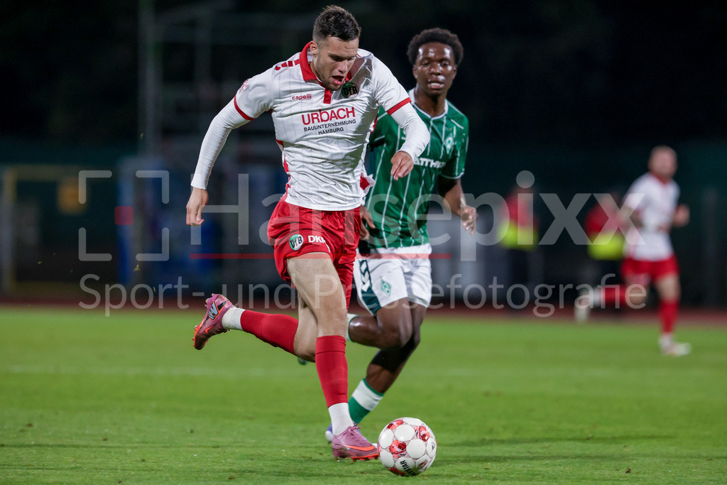 Fussball, Regionalliga Nord, SV Werder Bremen II - VfB Lübeck | v.li.: Antonio Verinac (VfB Lübeck, 9) und Wesley Adeh (SV Werder Bremen II, 6) im Laufduell, Zweikampf, Duell, Dynamik, Aktion, Action, Spielszene