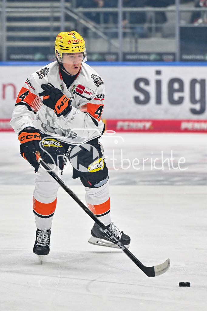 Augsburger Panther - Löwen Frankfurt | am Puck Reid McNEILL (Löwen Frankfurt 4) / Einzelfoto / Freisteller beim match zwischen den Augsburger Panthern und den Löwen Frankfurt am 8. Spieltag der Penny DEL im Curt Frenzel Stadion am 19.10.2025