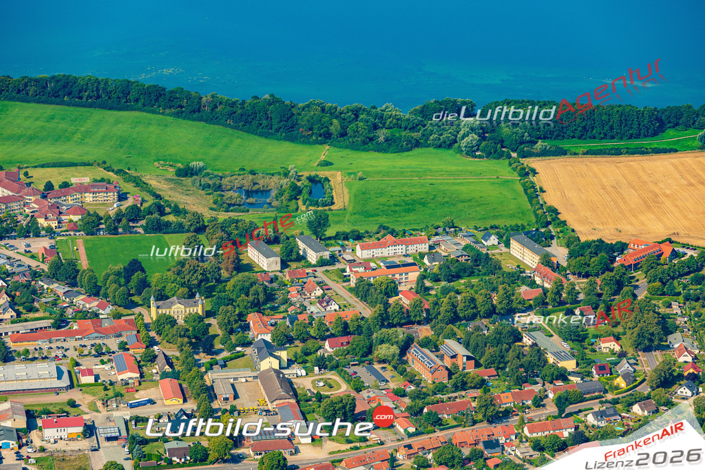 Luftbild Leezen - Die Luftaufnahme wurde 2025 vom UL-Flugzeug heraus erstellt ( keine Drohne ) - Hochauflösende Luftaufnahme - für professionelle Ausdrucke geeignet. Die Geschenkidee !Hier alle&nbsp;Infos zur Lizenzierung der LuftaufnahmeWir fliegen auch dieses Jahr wieder in Ihre Region um Luftbilder zu erstellen.- Luftbild anfragen