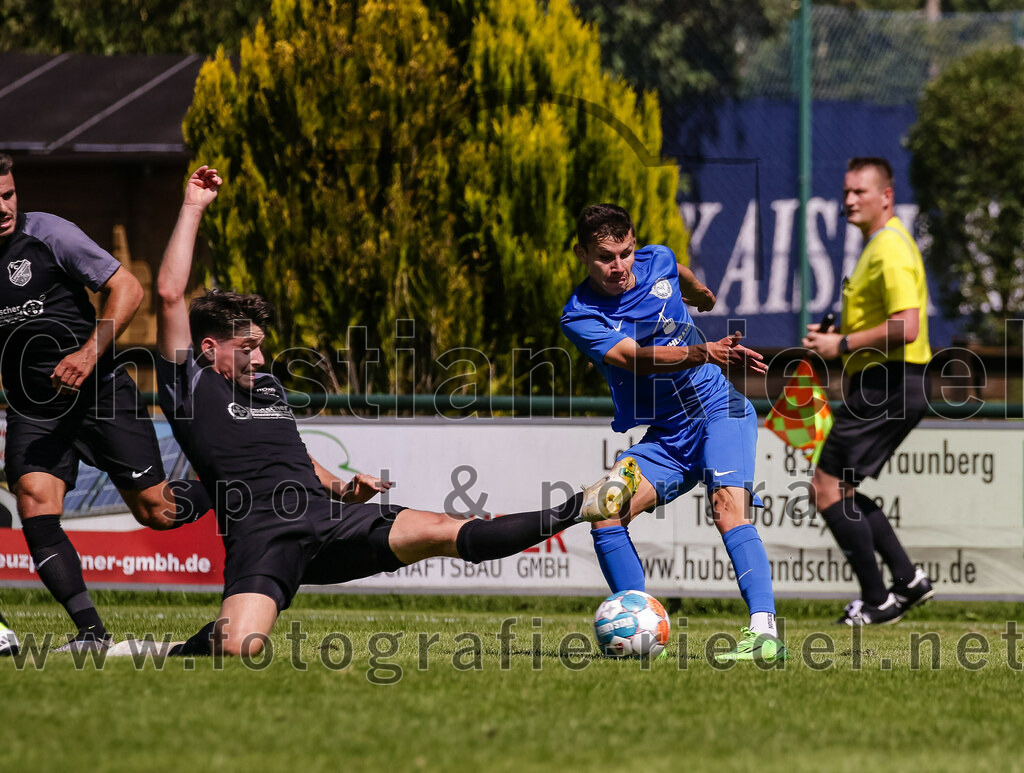 2023-08-12_122_FC_Langengeisling_gegen_ESV_Freilassing | Erding, Deutschland, 12.08.2023:
Fußball, Bezirksliga Oberbayern Ost 2023 / 2024, 4. Spieltag, FC Langengeisling gegen ESV Freilassing, Endergebnis: 2:1

Maximilian Maier (FC Langengeisling, #10), Tim Bageritz (ESV Freilassing, #20)

Foto: Christian Riedel / fotografie-riedel.net