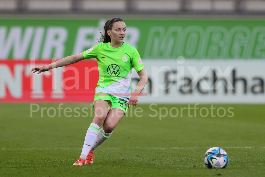 Fussball, Google Pixel Frauen-Bundesliga, VfL Wolfsburg - 1. FC Köln | v.li.: Joelle Wedemeyer (VfL Wolfsburg, 24) am Ball, Freisteller, Einzelbild, Ganzkörper, Aktion, Action, Spielszene, DIE DFB-RICHTLINIEN UNTERSAGEN JEGLICHE NUTZUNG VON FOTOS ALS SEQUENZBILDER UND/ODER VIDEOÄHNLICHE FOTOSTRECKEN. DFB REGULATIONS PROHIBIT ANY USE OF PHOTOGRAPHS AS IMAGE SEQUENCES AND/OR QUASI-VIDEO.