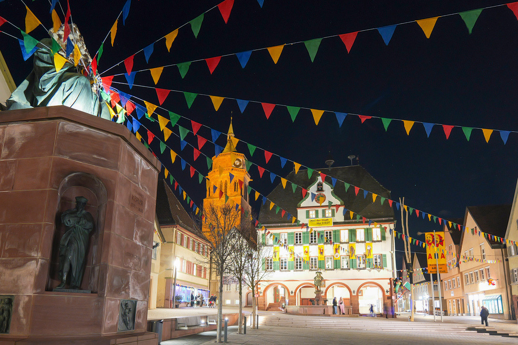 Fasching | Weil der Stadt - das Rathaus und der Marktplatz mit Faschingswimpeln für die Faschingszeit geschmückt - Realisiert mit Pictrs.com
