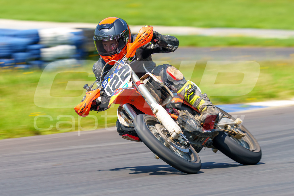 G-Cup + Supermoto Staatsmeisterschaft + Hungarian Supermoto Championship | GRIPcapture steht für authentische Sportfotografie in Österreich – für Momente, die mehr sind als Geschwindigkeit oder Ergebnis. Es geht um Emotion, Spannung, Fokus und den Augenblick, der oft nur einen Wimpernschlag dauert.Ob Motorsport, Teamsport oder 