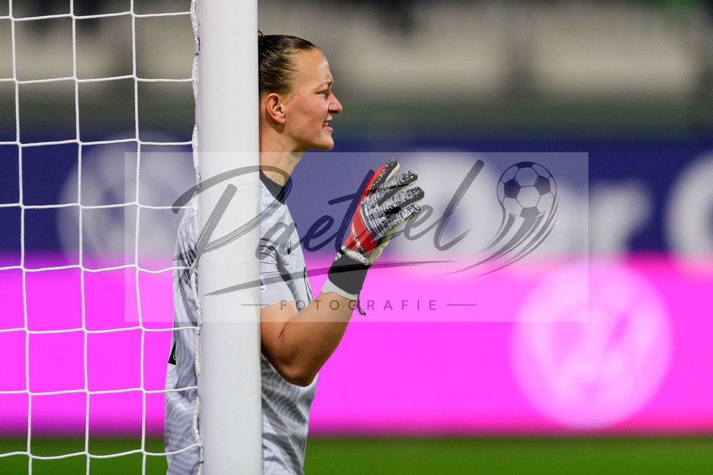 WOBSER20211013_042 | Fussball, Frauen: Torwart Almuth Schult (VfL Wolfsburg) gestikuliert, Gestik beim Spiel der UEFA Women´s Champions League zwischen VfL Wolfsburg und Servette FC im AOK-Stadion am 13.10.2021 in Wolfsburg, Deutschland. - Realisiert mit Pictrs.com