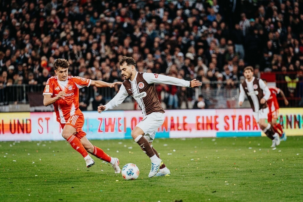 FCP08251 | Der offizielle Shop für FC St. Pauli Fotos. Wähle aus Spielszenen & Fanmomenten dein FCSP Wunschformat. Wir liefern Millerntor-Atmosphäre.