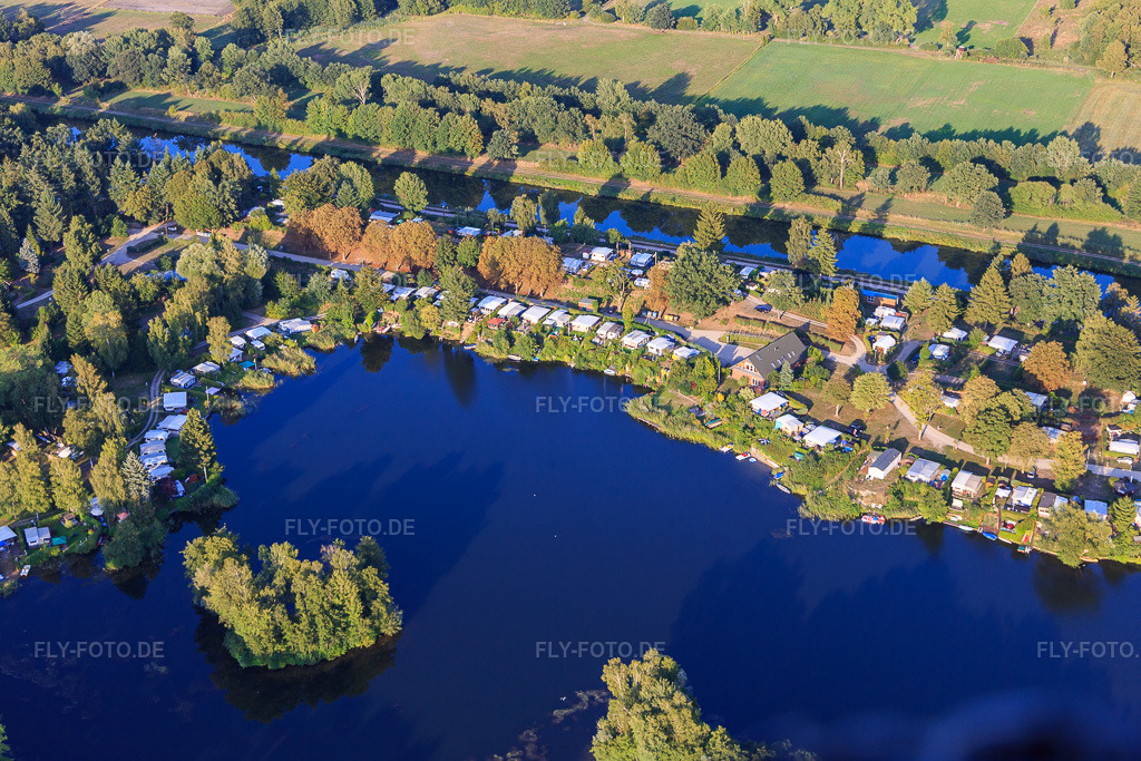 Luftbild: Diebsradenweg am Elbe-Lübeck-Kanal mit Campingplatz Freizeitwelt Güster in Güster im Bundesland Schleswig-Holstein in Deutschland. Foto: IMG_110497.jpg vom 21.08.2018 durch Werner Riehm/FLY-FOTO.deFreizeitwelt Güster ::&nbsp;Ein Paradies zum Campen