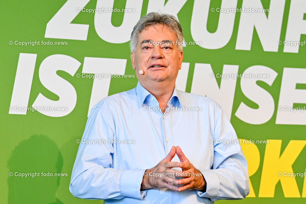 Landesversammlung der Gruenen Ooe 2023_ Zukunft ist unsere Staerke_ 21.10.2023-53 | 21.10.2023, Lentos Linz, AUT, Landesversammlung der Gruenen Ooe 2023, Zukunft ist unsere Staerke, im Bild Vizekanzler Werner Kogler (Die Gruenen, Vizekanzler, Kunst, Kultur, oeffentlichen Dienst und Sport)