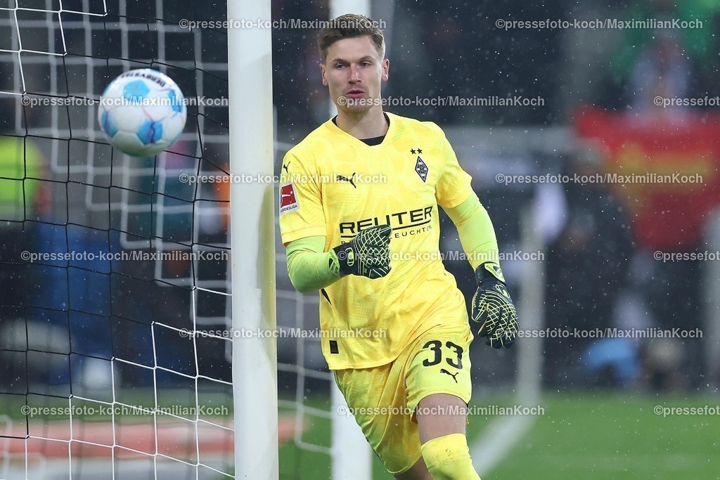 BMG11012501069 | 11.01.2025, Fußball, Borussia Mönchengladbach - FC Bayern München, 1. Fußball Bundesliga, Borussia-Park, Saison 2024 2025: Torwart Moritz Nicolas (Mönchengl. #33)DFB regulations prohibit any use of photographs as image sequences and or quasi-video.