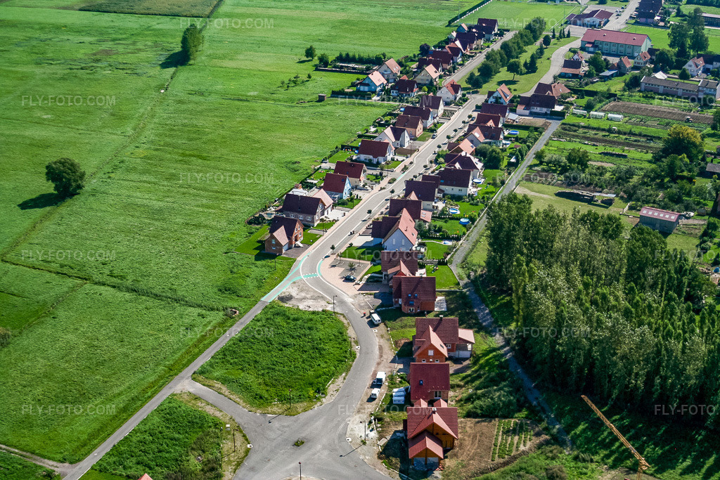 Aerial view: Rue de la Haute Vienn in Schleithal in the state Bas-Rhin, France. – Photo: IMG_3555.jpg taken on 08/31/2006 by Werner Riehm/FLY-FOTO.com – Resolution of the original: 3456 x 2304 px