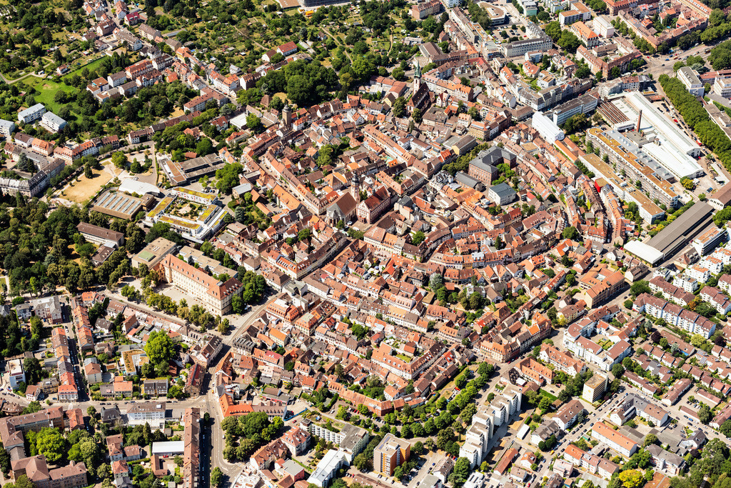 dr__dsc7645.jpg | KARLSRUHE 03.07.2018 Stadtansicht des Innenstadtbereiches im Ortsteil Durlach in Karlsruhe im Bundesland Baden-Württemberg, Deutschland. // Down town area in the district Durlach in Karlsruhe in the state Baden-Wurttemberg, Germany. Foto: Daniel Reiter