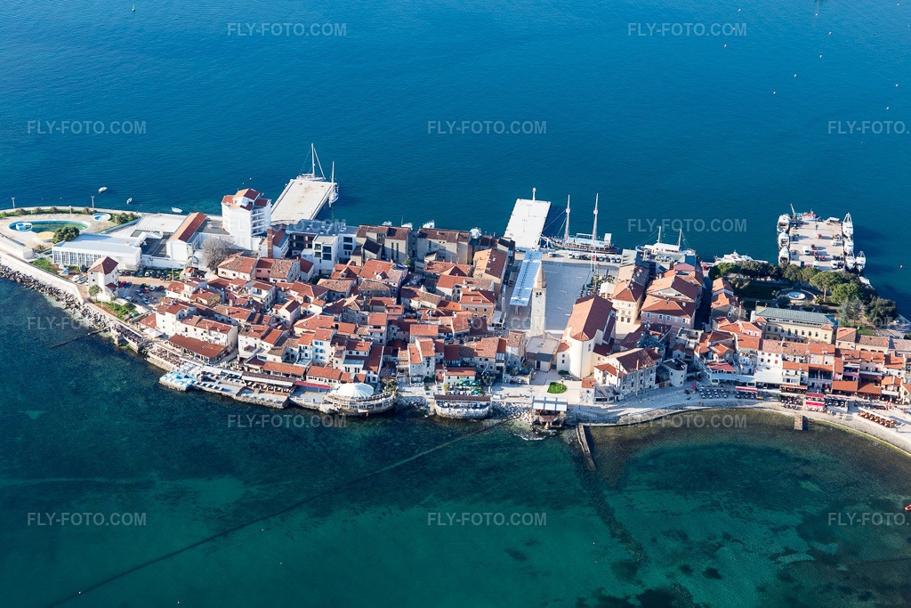Aerial view: View of the town in Umag in the state Gespanschaft Istrien, Croatia. – Photo: IMG_106106.jpg taken on 04/13/2018 by Werner Riehm/FLY-FOTO.com – Resolution of the original: 5472 x 3648 px