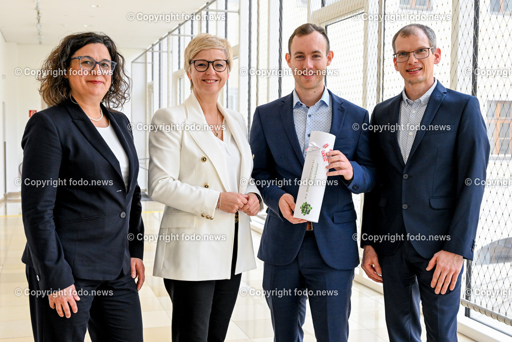 Pressekonferenz WKO Ooe_ Duale Akademie - Mehrgewinn für unsere Wirtschaft_ 26.04.2023-5 | 26.04.2023, Presseclub Linz, AUT, Pressekonferenz WKO Ooe, Duale Akademie - Mehrgewinn für unsere Wirtschaft, im Bild Bettina Huemer (Leiterin der Lehrlingsausbildung - Fronius International GmbH), Doris Hummer (Praesidentin der Wirtschaftskammer Ooe), Christoph Fleischanderl (Erster validierter Absolvent auf NQR-Stufe 5 - Fronius International GmbH), Christian Stumpfl (Teamleiter F&amp;E, Sensors & Actuators - Fronius International GmbH)
