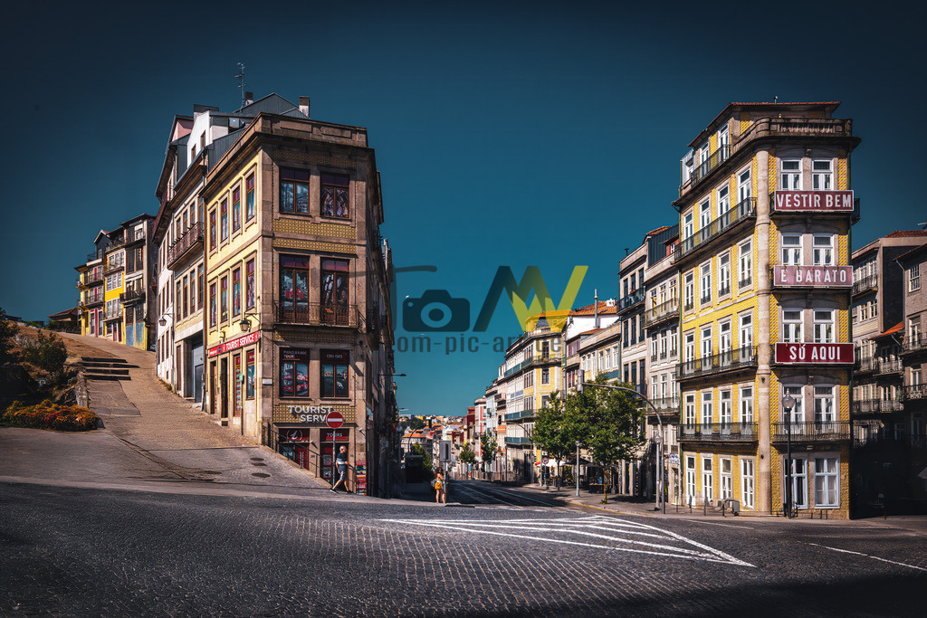 Straßenszene in der Altstadt von Porto-mediterran,Portugal  | Das Bild zeigt eine Straße in der Altstadt von Porto, Portugal. Die Gegend befindet sich in der Nähe der Kathedrale von Porto (Sé do Porto). Die Kathedrale von Porto ist die Hauptkirche der Stadt und seit 1996 UNESCO-Weltkulturerbe. Die Kathedrale liegt auf einem Hügel in der Altstadt und bietet einen Panoramablick über die Stadt - Realisiert mit Pictrs.com