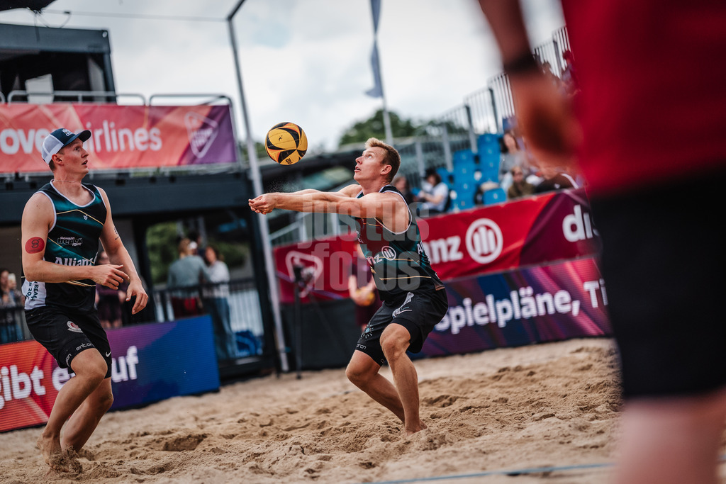 Beachvolleyball | Frauen | Allianz German Beach Tour 2025 | Tourstop Hamburg | 30.05.2025 | Jonas Reinhardt spielt den Ball