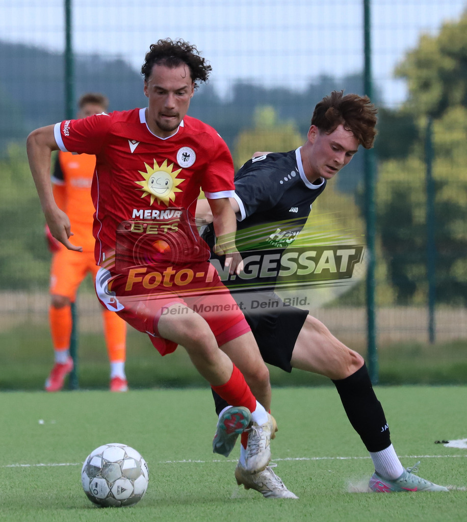 SV Rödinghausen II - FC Preußen Espelkamp | Auf dem Bild zu sehen: schwarz SV Rödinghausen II: Johannes Kerlen ; rot FC Preußen Espelkamp: Malik BaytarSV Rödinghausen II, FC Preußen Espelkamp, Saison 25/26, Westfalenliga, Rödinghausen, Deutschland - Realisiert mit Pictrs.com