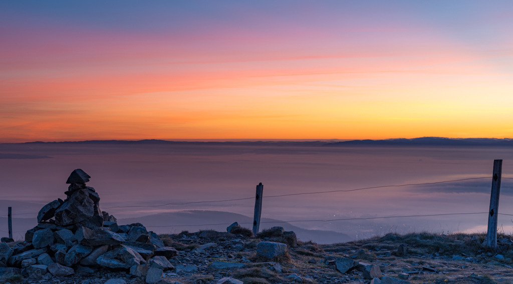 Magisches Berglicht | Allein und warm eingepackt trieb es mich Ende Oktober auf den höchsten Berg der Vogesen. Kurz vor 7 Uhr feuerte der Himmel ein Farbspektakel sondergleichen ab und ich konnte nur noch offenen Mundes den Auslöser der Kamera immer und immer wieder hinunterdrücken. - Realisiert mit Pictrs.com