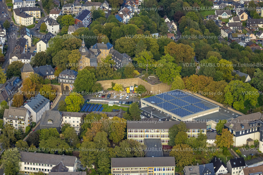 Siegen230912572 | Luftbild, Oberes Schloss und Realschule Am Oberen Schloss, Sporthalle mit Solardach, Siegen-Kernband, Siegen, Siegerland, Nordrhein-Westfalen, Deutschland