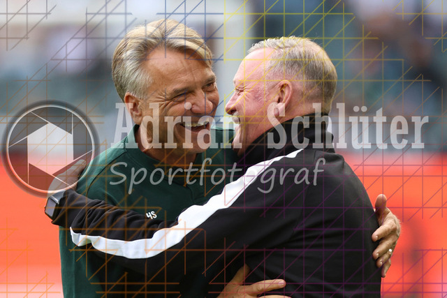 Borussia Mönchengladbach vs SV Werder Bremen - Bundesliga  | Mönchengladbach, Deutschland, 14.09.25:   Trainer Horst Steffen (SV Werder Bremen) und Roland Virkus (Geschäftsführer Sport Borussia Mönchengladbach) begrüßen sich waehrend des Spiels der Bundesliga zwischen Borussia Mönchengladbach vs SV Werder Bremen im Stadion im Borussia Park(Foto von Brauer-Fotoagentur / Adrian Schlueter)