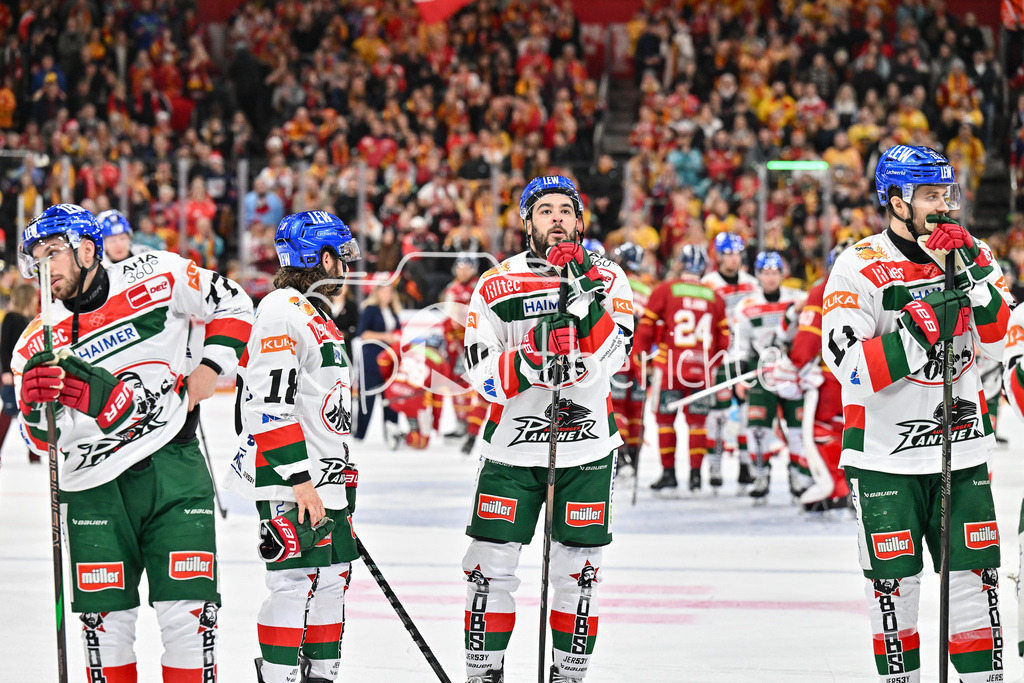 Düsseldorfer EG - Augsburger Panther | haengende Koepfe der Panther beim Spiel in Duesseldorf / Nicholas BAPTISTE (Augsburger Panther 73) / DEL: Duesseldorfer EG - Augsburger Panther, PSD Bank Dome am 22.12.2024