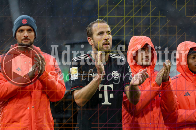 Borussia Mönchengladbach vs FC Bayern München - Bundesliga  | Mönchengladbach, Deutschland, 25.10.25:   Harry Kane (FC Bayern München) Schlussjubel, jubelt nach dem Sieg waehrend des Spiels der Bundesliga zwischen Borussia Mönchengladbach vs FC Bayern München im Stadion im Borussia Park(Foto von Brauer-Fotoagentur / Adrian Schlueter)
