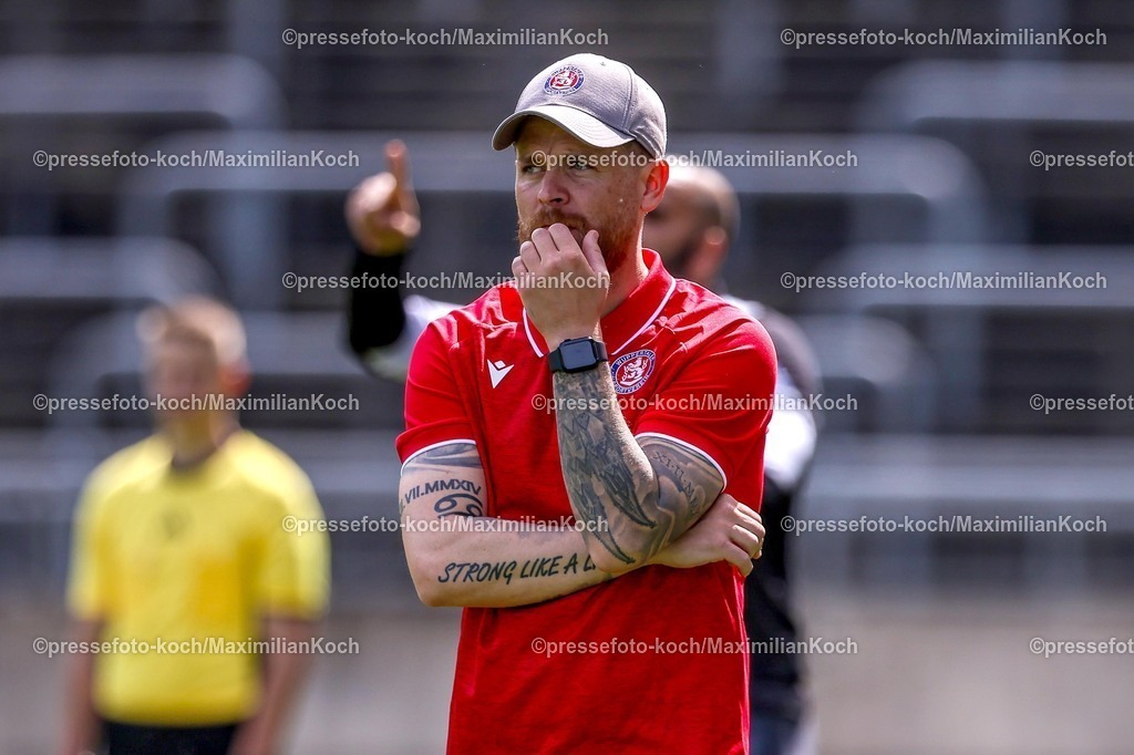 xKWIx02052601073 | 2026.05.02, xkwix, Fußball, Regionalliga West, Wuppertaler SV -  FC Gütersloh, Stadion am Zoo, 32.Spieltag, Saison 2025 / 2026: Mike Wunderlich (Wuppertaler SV Cheftrainer) mit Hand im Gesicht DFB regulations prohibit any use of photographs as image sequences and or quasi-video. Photo: xKamilxWilkowskixPressefotoKochx