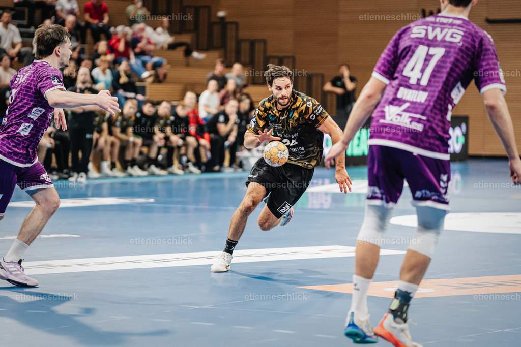 HC Elbflorenz 2006 - TV 05/07 Hüttenberg, 2. Handball-Bundesliga, 6. Spieltag | Im Bild: Sebastian Greß (25, Dresden) fängt den Ball04.10.2026, HC Elbflorenz 2006 - TV 05/07 Hüttenberg, 2. Handball-Bundesliga, 6. Spieltag, Deutschland, Dresden, BallsportArena Dresden