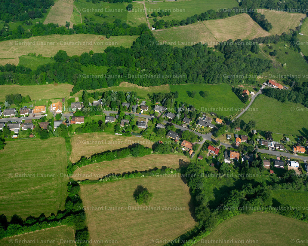 2615866 | ESCHENROD 09.06.2006 Landwirtschaftliche Nutzflächen und Feldgrenzen  umsäumen das Siedlungsgebiet des Dorfes in Eschenrod im Bundesland Hessen, Deutschland // Agricultural land and field boundaries surround the settlement area of the village  in Eschenrod in the state Hesse, Germany Foto: Gerhard Launer