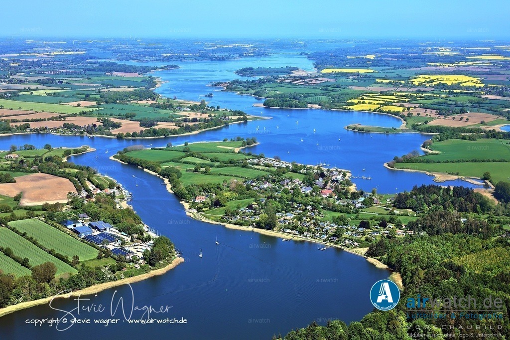 Luftbild Ostseefjord Schlei, Missunde, Campingplatz Wees, Fährhaus Missunde, Marina Brodersby | Ostseefjord Schlei: Dort befindet sich die Schleifähre Missunde, die seit 1471 eine der ältesten Schlei-Querungen darstellt und die beiden Ufergebiete Schwansen (Missunde) und Angeln (Brodersby) ganzjährig verbindet.