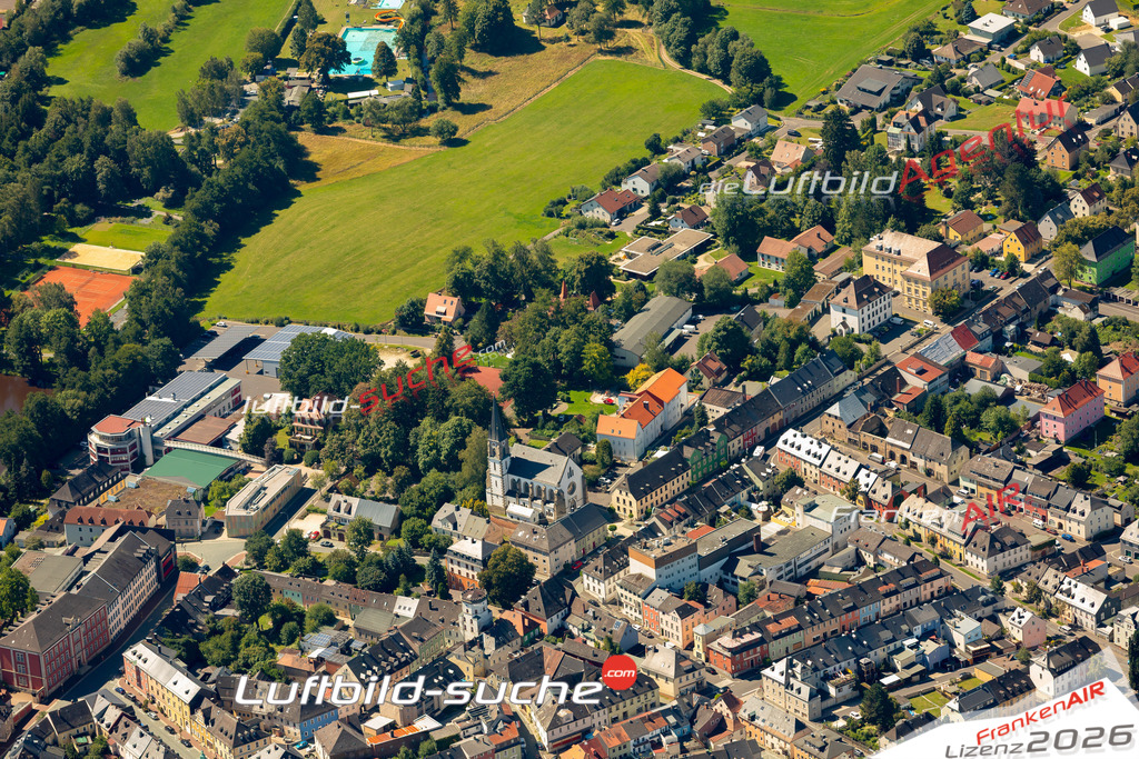 Das Luftbild zeigt :  Wunsiedel - Die Luftaufnahme wurde 2023 vom UL-Flugzeug aus erstellt ( keine Drohne ) - Hochauflösende Luftaufnahme - Für grossformatige Ausdrucke geeignet. Die Geschenkidee !Mit Lizenz und Bildrechte bestellbar