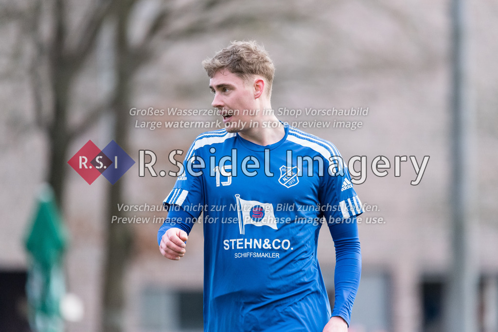 Fußball, Saison 2022/23, Oberliga Hamburg, Niendorfer TSV - FC Türkiye, Sachsenweg (Hamburg), 26.02.2023, 29. Spieltag | Tim Philipp Krüger (#15, NTSV)