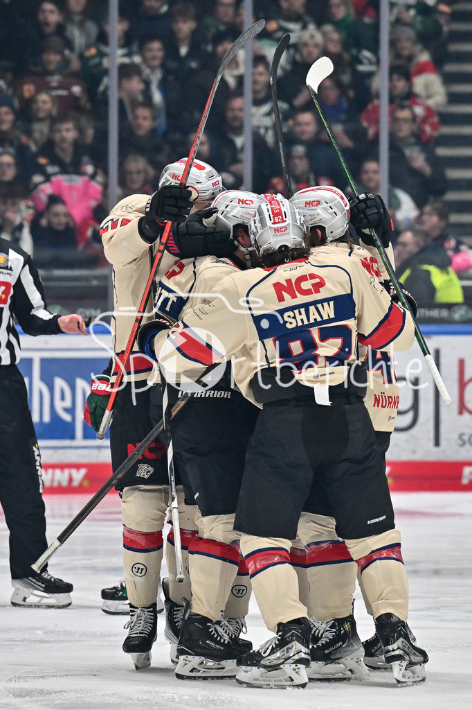 Augsburger Panther - Nürnberg Ice Tigers | Jubel der Gaeste nach dem Treffer zum 1-1 durch Owen HEADRICK (Nürnberg Ice Tigers #47) / freude / happy / Tor / Torschuetze / DEL: Augsburger Panther - Nuernberg Ice Tigers, Curt Frenzel Stadion am 03.01.2025