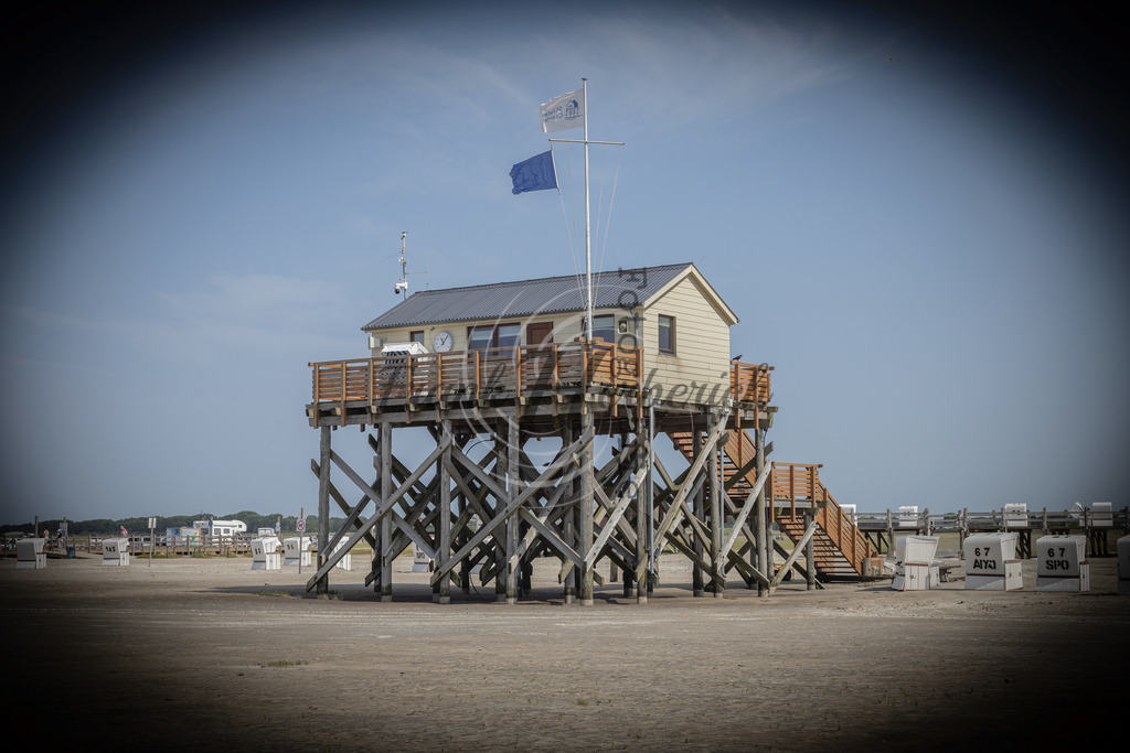 _X0A6439bea | Nordsee,Urlaub,Sonne,Meer,Sand,Pfahlbauten,Ording,Böhl,Dorf,Bad,Kite,Drachen,Wattenmeer, Erholung,Schleswig-Holstein,SPO,Sankt Peter, Westerheversand, Leuchtturm Westerhever, Leuchtturm Böhl, 54 Grad , Strandbar, Silbermöwe - Realisiert mit Pictrs.com
