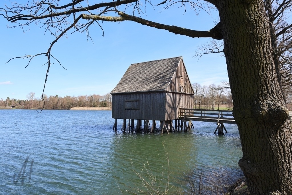 Pfahlbau im Hausteich | Pfahlbau im Hausteich im Land der 1.000 Teiche - Realisiert mit Pictrs.com