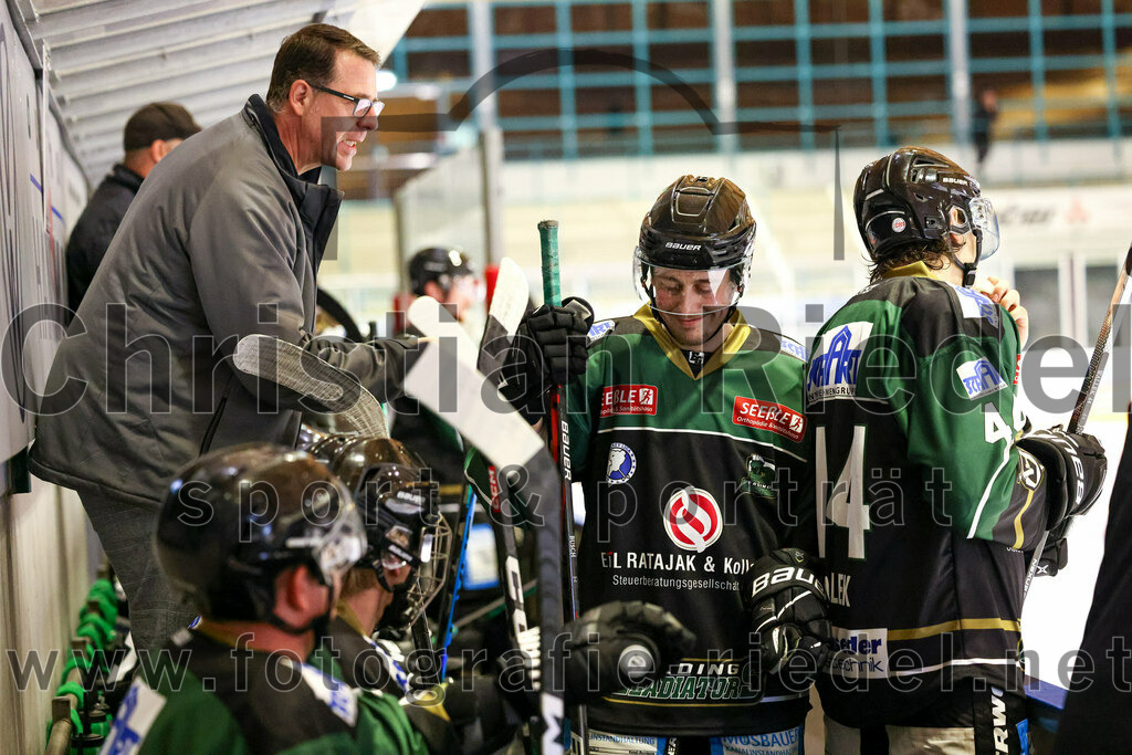 2022-09-23_008_TSV_Erding_gegen_EV_Fuessen | Erding, Deutschland, 23.09.2022:
Eishockey, Bayernliga 2022 / 2023, Testspiel, TSV Erding gegen EV Füssen, Endergebnis: 1:3

Sebastian Busch (Erding Gladiators, #11), +e14+

Foto: Christian Riedel / fotografie-riedel.net
