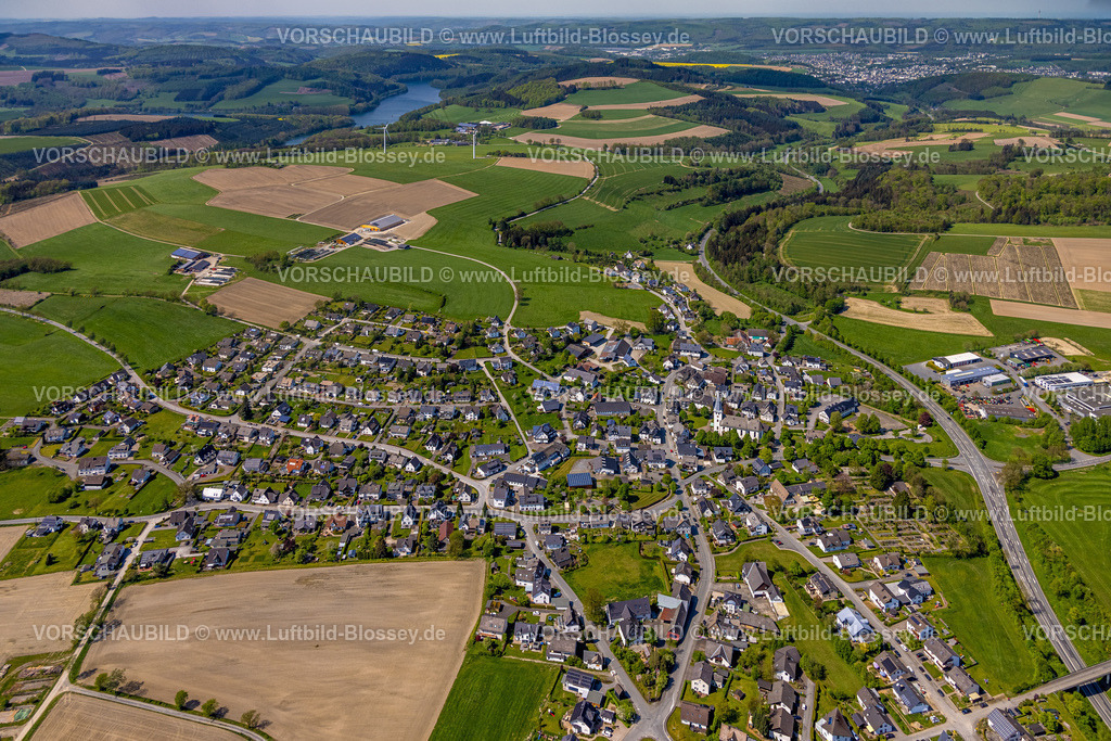 Meschede240505789 | Luftbild, Wohngebiet Ortsansicht Ortsteil Remblinghausen umgeben von Wiesen und Feldern, hinten der Hennesee,  Remblinghausen, Meschede, Sauerland, Nordrhein-Westfalen, Deutschland