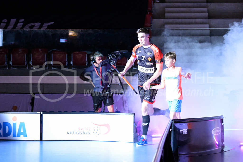 HC Rychenberg vs. Floorball Köniz - 28. August 2022 | HC Rychenberg vs. Floorball Köniz
AXA Arena, Winterthur
Nils Conrad (#7 HC Rychenberg) mit Einlauf-Kid.
Bild: Sportfotografie Markus Aeschimann | www.markus-aeschimann.ch - Realisiert mit Pictrs.com